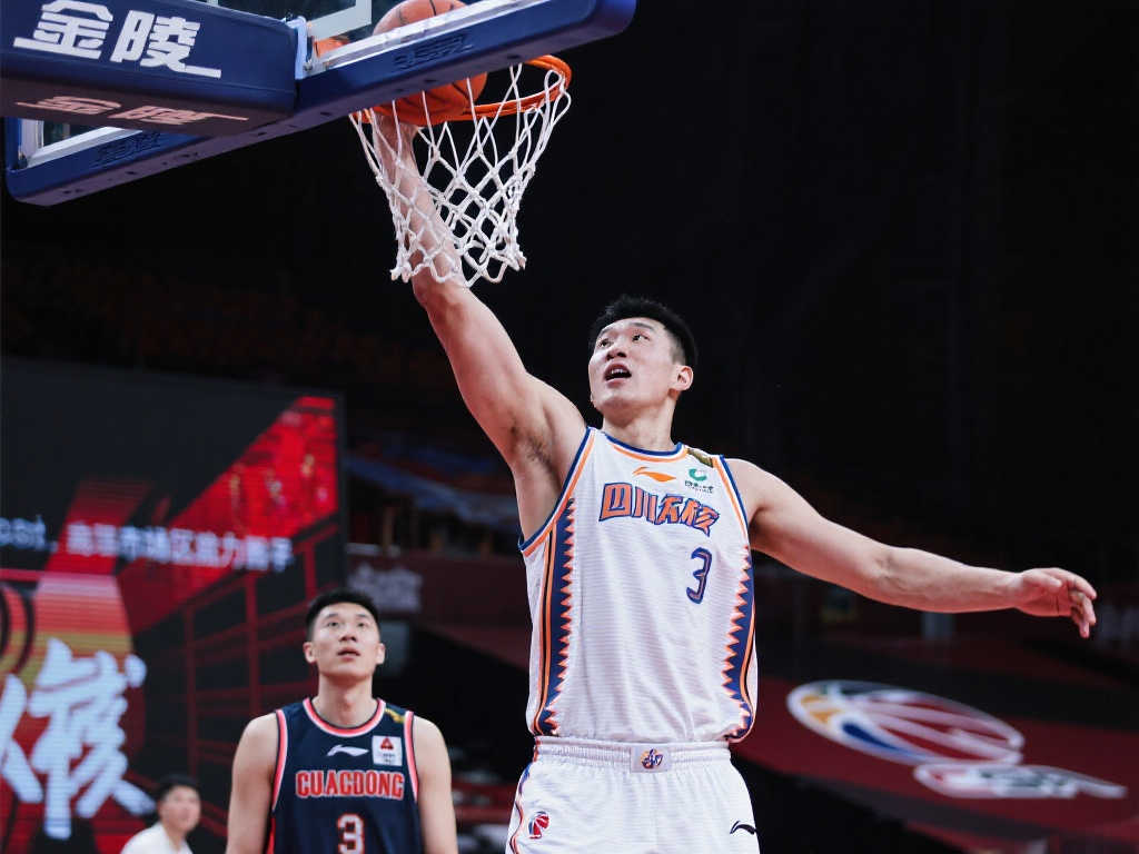 一个颇具争 一个颇具争